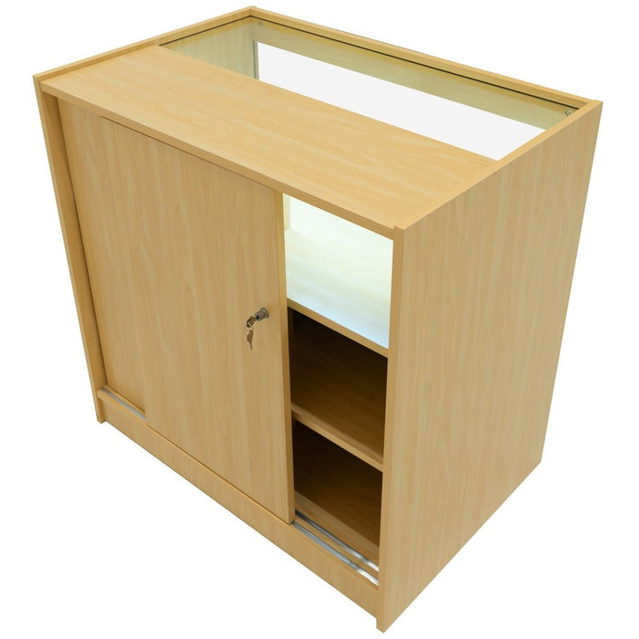 Holzfarbener Schrank mit zwei Türen, einer transparenten Oberseite und offenen Regalen, ideal für die Aufbewahrung und Präsentation von Gegenständen