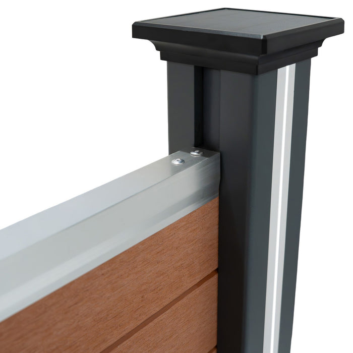 Eleganter Zaunpfosten aus Aluminium in Schwarz mit Holzoptik, kombiniert mit silbernen Akzenten und glatter, moderner Oberfläche