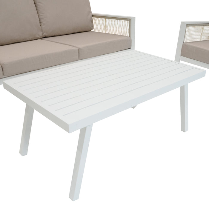 Eleganter, weißer Couchtisch mit gestreifter Oberfläche und stabilen Beinen, ideal für den Außenbereich, kombiniert mit einem beigen Sofa