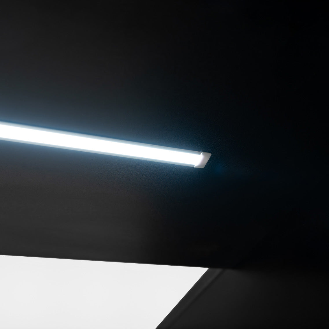 Schwarzes LED-Verkaufstheken-Set mit modernen, schlanken Linien und einer klaren, hellen Beleuchtung für ansprechende Präsentationen