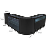 Schwarzes Polaris LED Verkaufstheken-Set mit eleganten, glatten Oberflächen, abgerundeten Kanten und integrierter Beleuchtung, ideal für den Einzelhandel
