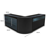 Elegantes, schwarzes Triton LED Verkaufstheken-Set mit gläsernen Ablagen, abgerundeten Ecken und modernen LED-Beleuchtungselementen, ideal für Verkaufsräume
