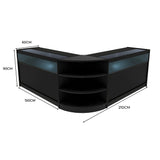 Schwarzes LED-Verkaufstheken-Set mit zwei Ecken, Glasoberflächen, offenen Regalen und modernen, eleganten Linien für Verkaufsräume