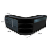 Elegantes Verkaufstheken-Set in Schwarz mit klaren Glasflächen, abgerundeten Kanten und großzügigem Stauraum, ideal für Einzelhandelsumgebungen