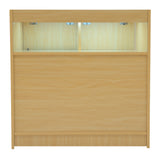Verkaufstheke aus hellem Ahornholz mit zwei beleuchteten Vitrinen, glatter Oberfläche und modernem, minimalistischen Design für Verkaufsräume