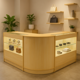 Elegantes Verkaufstheken-Set aus hellem Ahornholz mit LED-Beleuchtung, abgerundeten Kanten und Glasvitrinen für Schmuck und Accessoires