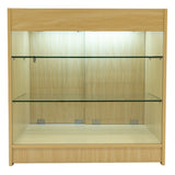 Verkaufstheke aus hellem Ahornholz mit zwei Glasregalen, sanfter Beleuchtung und glatter, moderner Oberfläche, ideal für Ausstellungen und Verkaufsräume