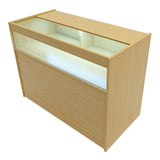 Elegantes Verkaufstheken-Set in Ahornholz-Optik, mit gläserner Vitrine und sanfter LED-Beleuchtung, ideal für den Einzelhandel oder Messen