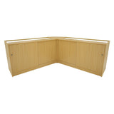 Eckverkaufstheke aus hellem Ahornholz mit glatten Oberflächen, zwei Schränken und großzügigem Stauraum, ideal für Einzelhandelsumgebungen