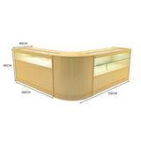 Elegante Ladentheke aus hellem Ahornholz mit abgerundeten Kanten, Glasvitrinen und großzügigem Platz für Warenpräsentation, ideal für Geschäfte