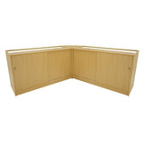 Eckverkaufstheke aus hellem Ahornholz mit glatter Oberfläche, zwei geschlossenen Fächern und einem modernen, minimalistischen Design