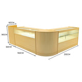 Verkaufstheken-Set in Ahornholz, bestehend aus zwei Vitrinen und einer Theke, mit klaren Linien, modernem Design und integrierter Beleuchtung, ideal für Einzelhandel