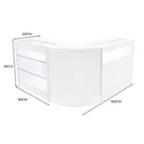 Elegantes, weißes Triton LED Verkaufstheken-Set mit abgerundeten Kanten, transparenten Regalen und integrierter Beleuchtung, ideal für Verkaufsräume