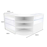 Elegantes, weißes LED-Verkaufstheken-Set mit gebogener Form, transparenten Glasflächen und drei offenen Regalen für optimale Produktpräsentation