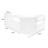 Elegantes, weißes Verkaufstheken-Set mit glatten Oberflächen, transparenten Glasvitrinen und abgerundeten Kanten, ideal für moderne Verkaufsräume