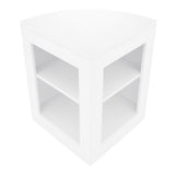Eckiger, weißer Verkaufstisch mit zwei offenen Regalen, glatte Oberfläche und moderne, minimalistische Form, ideal für Ausstellungen oder Verkaufsräume