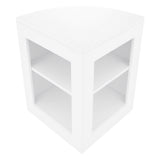 Eckiger, weißer Verkaufstresen mit zwei offenen Regalen, glatte Oberfläche und moderne, minimalistische Form, ideal für Verkaufsflächen und Ausstellungen
