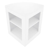 Eckige, weiße Ladentheke mit zwei offenen Regalen, glänzender Oberfläche und modernem Design, ideal für Verkaufsräume und Ausstellungen