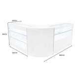Elegantes, weißes Hera LED Verkaufstheken-Set mit gläsernen Regalen, abgerundeten Kanten und LED-Beleuchtung, ideal für Verkaufsräume und Ausstellungen