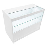 Elegantes Verkaufstheken-Set in Weiß mit klaren Glasflächen, ideal für die Präsentation von Produkten in einem modernen Verkaufsraum