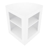 Eckige, weiße Verkaufstheke mit zwei offenen Regalen, glatte Oberfläche und modernes Design, ideal für Verkaufsräume und Ausstellungen
