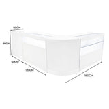 Elegantes, weißes Verkaufstheken-Set mit klaren Glasflächen, abgerundeten Kanten und vielseitiger Anordnung für optimale Präsentation und Kundeninteraktion