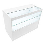 Elegante, weiße Verkaufstheke mit Glasoberfläche und zwei Regalen, ideal für die Präsentation von Produkten in Geschäften oder Messen