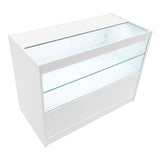 Elegante weiße Verkaufstheke mit Glasoberfläche, zwei transparenten Regalen und modernem, minimalistischen Design für eine ansprechende Präsentation