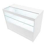 Elegante, weiße LED-Verkaufstheke mit gläserner Front und zwei offenen Regalen, ideal für die Präsentation von Produkten in Geschäften