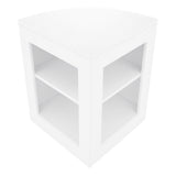 Eckige, weiße Verkaufstheke mit zwei offenen Regalen, glatte Oberfläche und modernes Design, ideal für den Einzelhandel oder Messen
