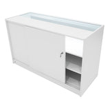 Weißes LED Verkaufstheken-Set mit gläserner Oberseite, Schiebetür und offenen Regalen, ideal für Verkaufsräume und Ausstellungen