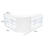 Weißes Helios LED Verkaufstheken-Set mit transparenten Glasregalen, eleganter, moderner Form und abgerundeten Kanten, ideal für Verkaufsräume