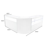 Elegantes, weißes Adonis LED Ladentheke Set mit abgerundeten Kanten, transparenten Glasflächen und modernen LED-Leuchten, ideal für Verkaufsräume