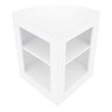 Eckige, weiße Verkaufstheke mit zwei offenen Regalen, glatte Oberflächen und modernes Design, ideal für Ausstellungen oder Verkaufsräume