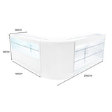 Elegantes Verkaufstheken-Set in Weiß mit LED-Beleuchtung, abgerundeten Kanten und transparenten Glasregalen, ideal für moderne Verkaufsräume