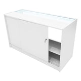 Weißes LED Verkaufstheken-Set mit gläserner Oberseite, Schiebetür und offenen Regalen, ideal für Verkaufsräume und Ausstellungen