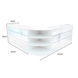 Elegantes Verkaufstheken-Set in Weiß mit klaren Glasflächen, abgerundeten Kanten und großzügigem Stauraum, ideal für den Einzelhandel