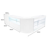Elegante weiße LED Verkaufstheke mit Glasregalen, abgerundeten Kanten und modernen Maßen von 210 cm x 90 cm x 60 cm, ideal für Verkaufsräume