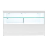 Weißes Verkaufstheken-Set mit LED-Beleuchtung, zwei Glasregalen und glatter Oberfläche, ideal für moderne Verkaufsräume und Ausstellungen