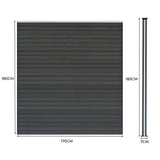 Grau WPC Sichtschutzzaun mit horizontalen Lamellen, 180 cm hoch und 170 cm breit, neben zwei schlanken LED Zaunpfosten in grauem Metall