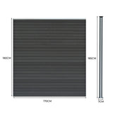 WPC Sichtschutzzaun in Grau mit horizontalen Lamellen, Maße 170x180 cm, daneben ein schlanker LED Zaunpfosten in Schwarz, Höhe 185 cm, Durchmesser 7 cm