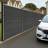 Grau WPC Sichtschutzzaun mit LED Zaunpfosten, moderne Holzoptik, glatte Oberfläche, ideal für Privatsphäre und Gartenverschönerung