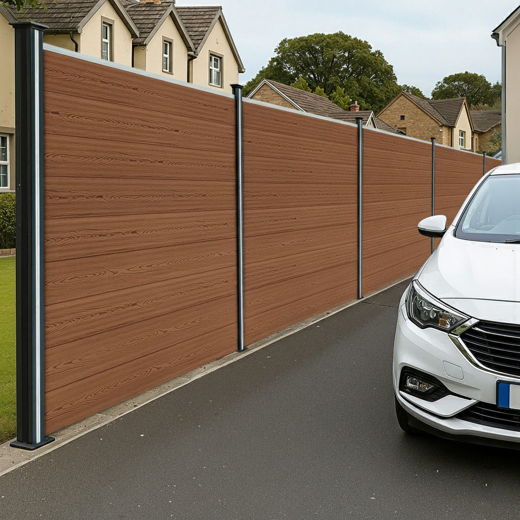 Brauner WPC Sichtschutzzaun mit glatter Holzoptik, Eckstück und LED Zaunpfosten, ideal für Garten- und Grundstücksabgrenzungen