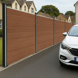 Brauner WPC Sichtschutzzaun mit glatter Holzoptik, Eckstück und LED Zaunpfosten, ideal für Garten- und Grundstücksabgrenzungen