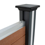 Brauner WPC Sichtschutzzaun mit eleganten LED Zaunpfosten, modernes Design, robuste Materialien, glatte Oberflächen und klare Linien für stilvolle Abgrenzung