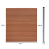 Brauner WPC Sichtschutzzaun mit vertikalen Lamellen, Maße 170 cm x 180 cm, ergänzt durch einen schlanken, schwarzen LED Zaunpfosten von 185 cm Höhe und 7 cm Durchmesser