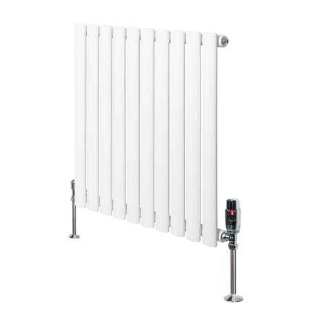 Weißer Gliederheizkörper mit TRV Chromventilen, 600mm x 600mm, schlanke, moderne Form und glatte, glänzende Oberfläche für effiziente Wärmeabgabe