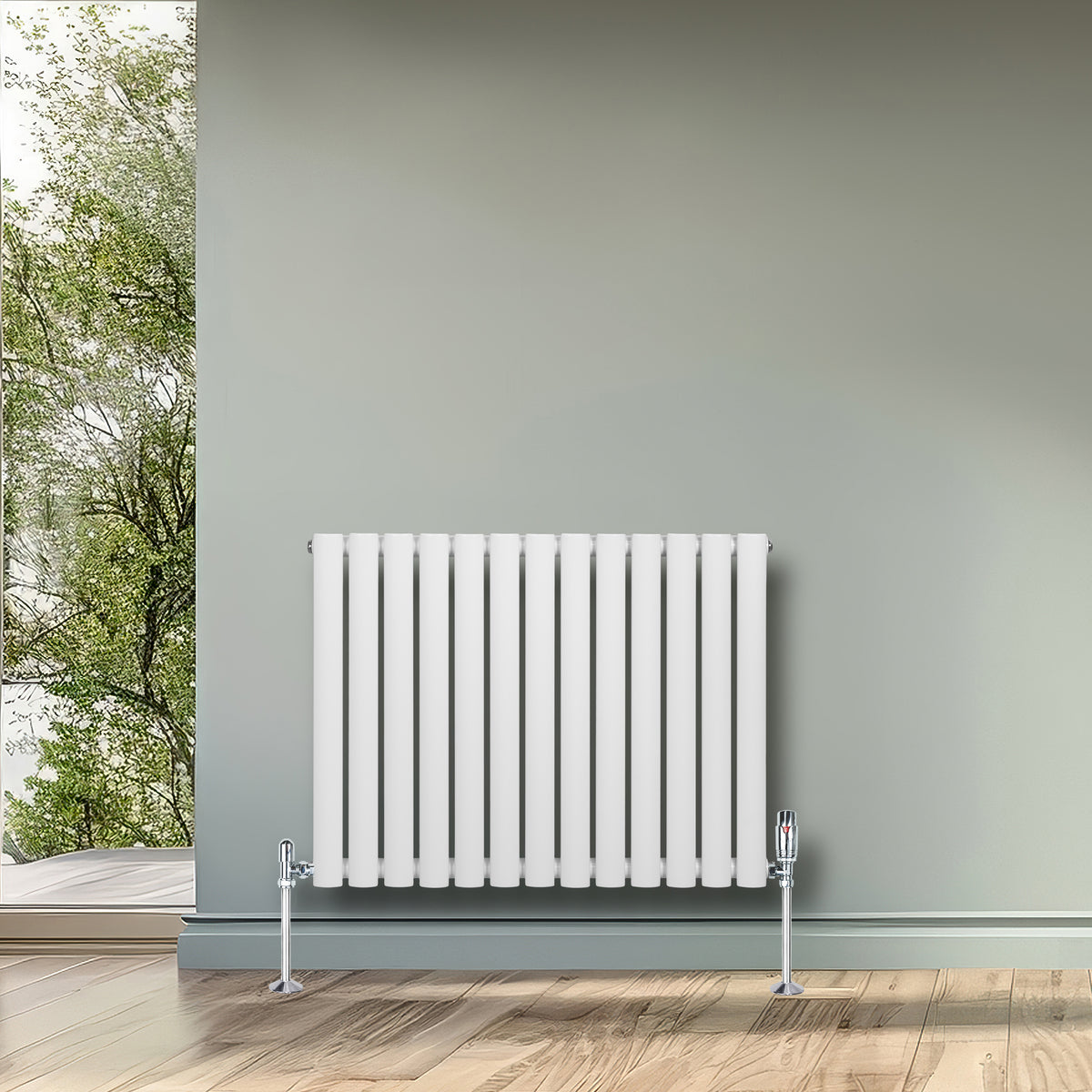 Weißer Gliederheizkörper mit TRV Chromventilen, 600mm x 780mm, glänzende Oberfläche, moderne Linien, auf einem Holzboden vor grünem Hintergrund