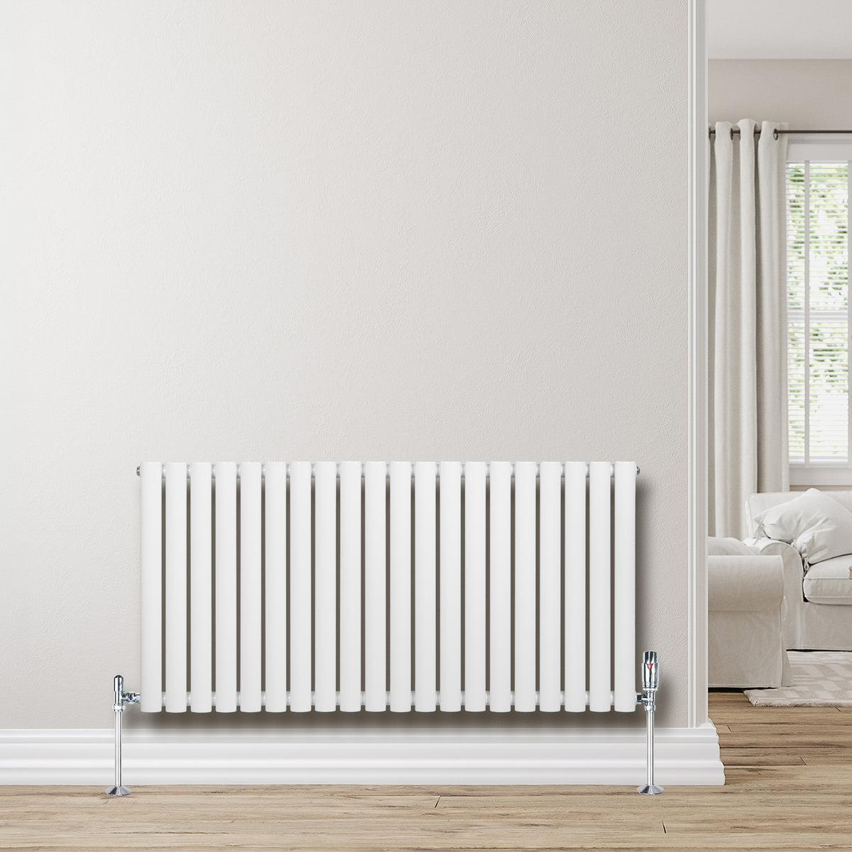 Weißer Gliederheizkörper mit TRV Chromventilen, 600mm x 1200mm, elegant an der Wand montiert, umgeben von einem hellen Wohnraum mit Holzfußboden