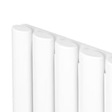 Weißer Gliederheizkörper mit TRV Chromventilen, 600mm x 1200mm, glänzende Oberfläche und moderne, schlanke Form für effiziente Wärmeverteilung